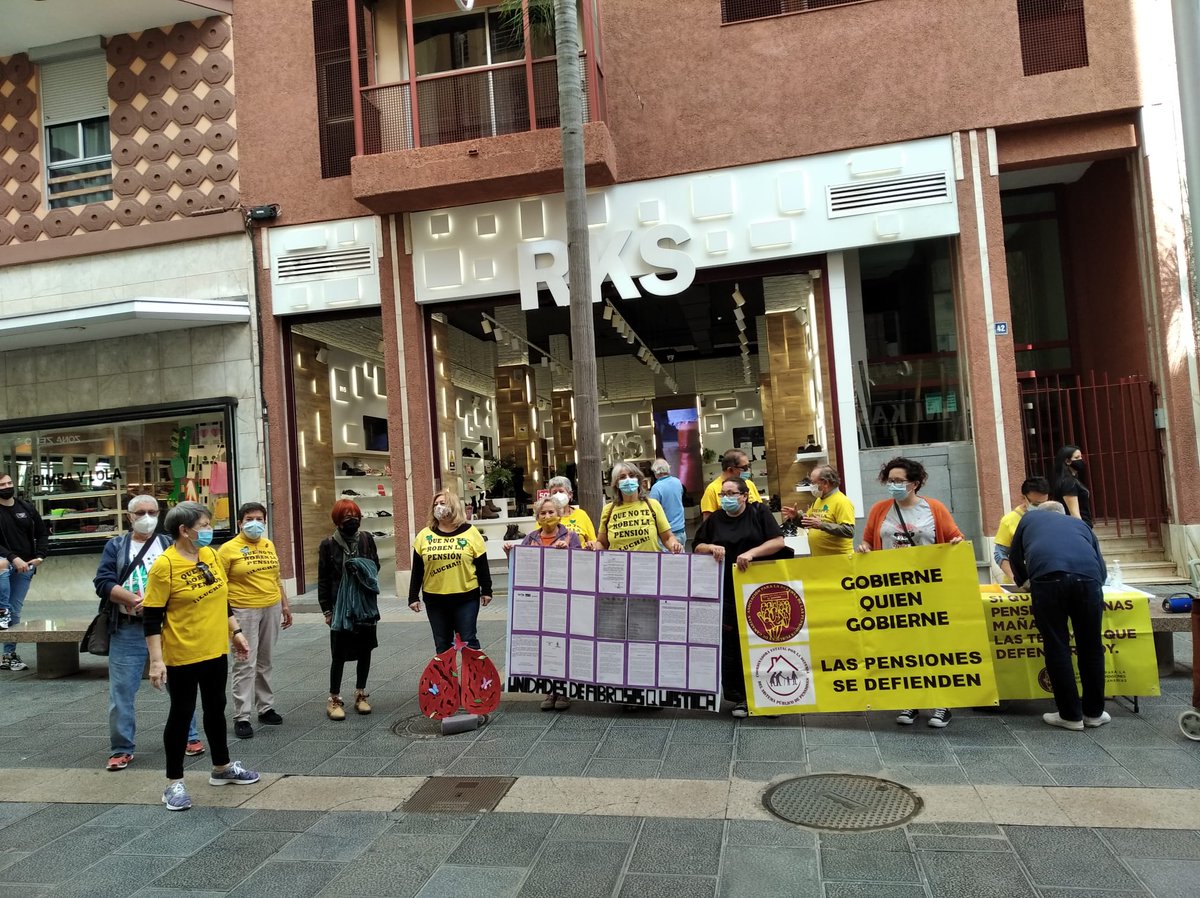 DQuistica's tweet photo. Hoy hemos estado por fuera del Parlamento exponiendo la PNL presentada en el Parlamento, las cinco mociones presentadas en distintos Ayuntamientos y la Declaración institucional presentada en el Ayuntamiento de Las Palmas de Gran Canaria. https://t.co/uRrjcnRUyj