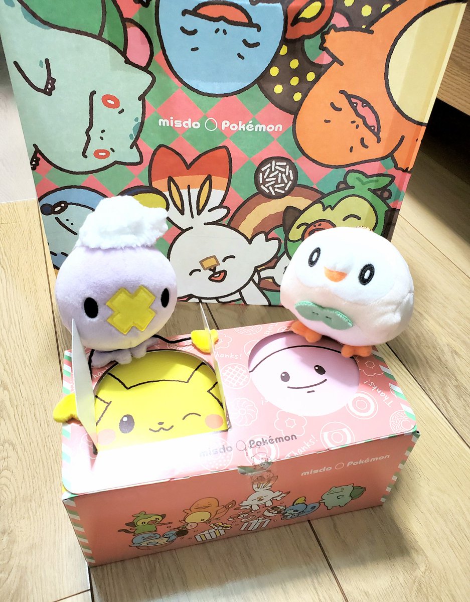 ミスドのドーナツとポケモンマグカップを買ったよ!ドーナツの良いにおいがするね!楽しい仕掛けの箱の中には…わぁ!ラッキーのドーナツだ!ポケモンたちの可愛いイラスト、フワンテとモクローも気に入ったみたい!よかったね! 