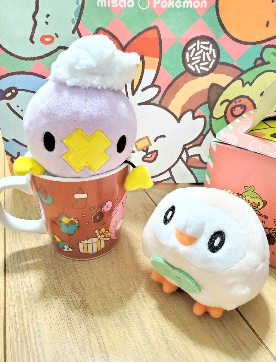 ミスドのドーナツとポケモンマグカップを買ったよ!ドーナツの良いにおいがするね!楽しい仕掛けの箱の中には…わぁ!ラッキーのドーナツだ!ポケモンたちの可愛いイラスト、フワンテとモクローも気に入ったみたい!よかったね! 