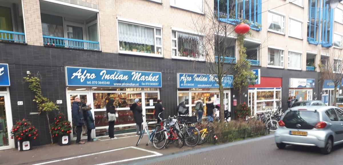 Een dikke rij bij Afro Indian Market op de Wagenstraat. Simona: ,,Ik koop hier mijn haarproducten. Ik moet een flinke voorraad inslaan tot 19 januari"