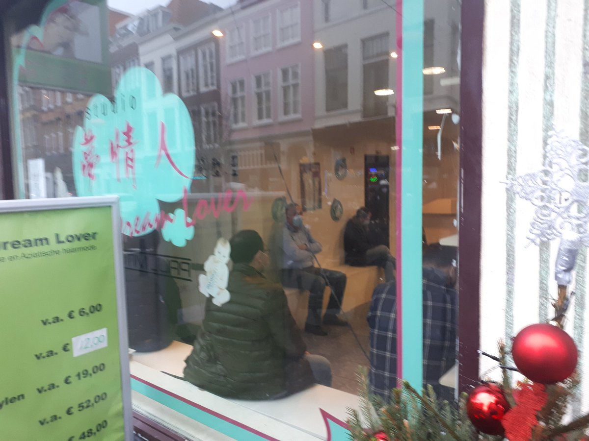 Wachten voor een laatste knipbeurt in de Haarstdio, Wagenstraat