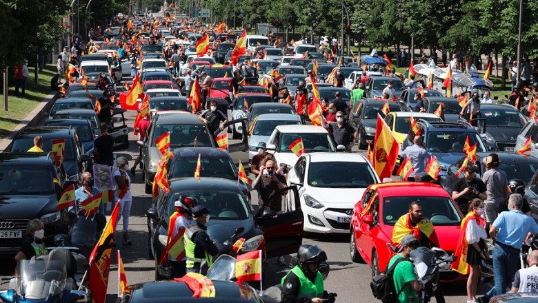 VDuran100's tweet photo. 25/11. Voy a Madrid y me encuentro que hay una manifestación en la que los taxistas han bloqueado diversas calles del centro debido a la bajada en los ingresos que han sufrido con el COVID. Imagina una ambulancia que quiere pasar. No importa qué, sino quién. (1/2) https://t.co/KvvT4r9g8d