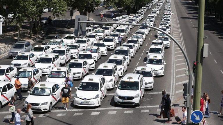 VDuran100's tweet photo. 25/11. Voy a Madrid y me encuentro que hay una manifestación en la que los taxistas han bloqueado diversas calles del centro debido a la bajada en los ingresos que han sufrido con el COVID. Imagina una ambulancia que quiere pasar. No importa qué, sino quién. (1/2) https://t.co/KvvT4r9g8d