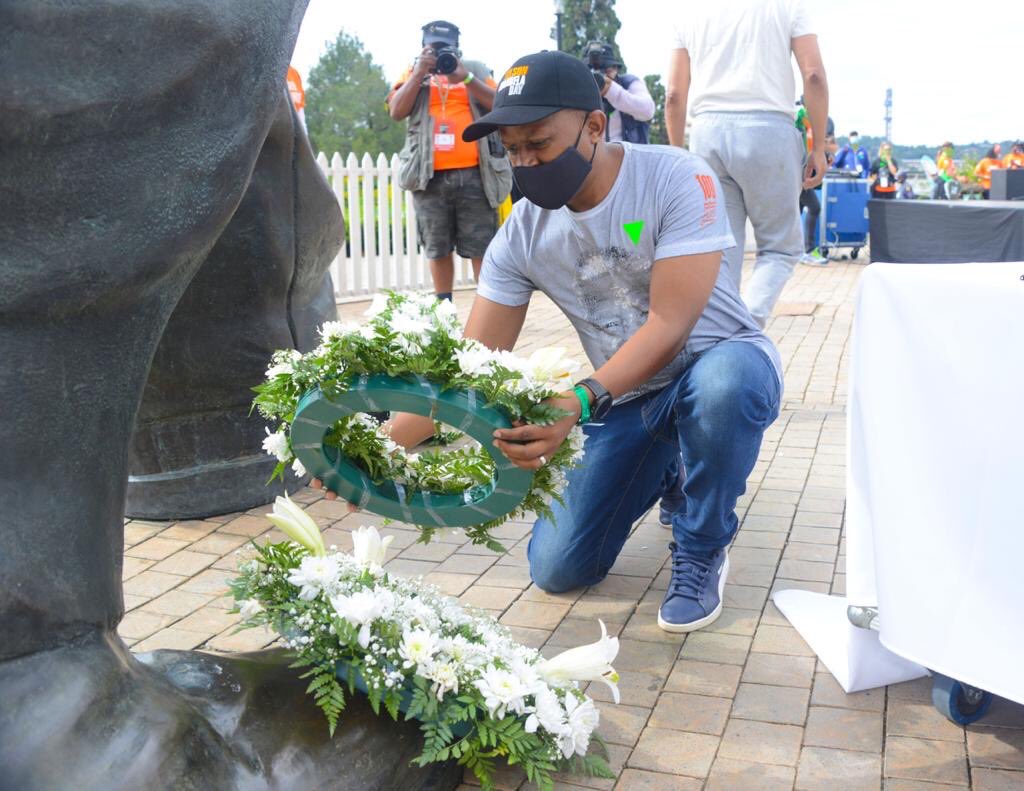 mandelarw's tweet photo. @sellohatang the @NelsonMandela foundation CEO, lays a wreath at the feet of the #NelsonMandela statue at the Union Buildings on Sunday the 6th of December 2020 to commemorate the passing of Madiba & all the lives lost to #COVID19
#MRWR20 #WhereverUR #RememberMadiba #EOH https://t.co/xg5dpSaeEk