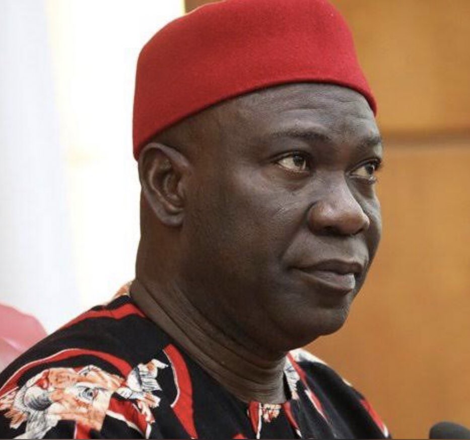 Fybeez1's tweet photo. Ekweremadu looking at everyone shouting that he stole money.

#Ekweremadu8BillionFraud https://t.co/sPEneEsJBX