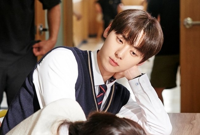 mygravity78's tweet photo. 은택이 어머니 해외 사시는 거 같은데 아드님 유학 권유해 주세요오오 #고은택유학가 #라이브온 #황민현 진짜눈에서 꿀떨어진다 너무 좋은 스틸 https://t.co/Sbs8pDBGBd