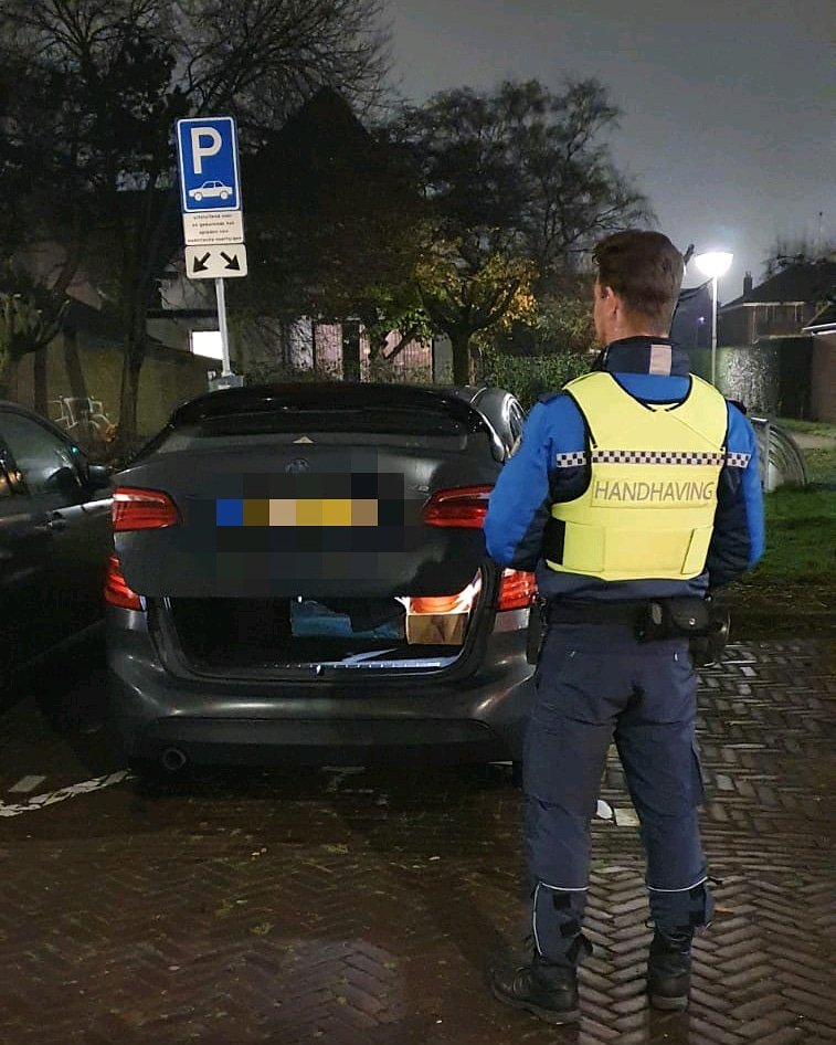 Handhaving_Dewi's tweet photo. Helaas, was de tenaamgestelde (tng) niet woonachtig in Zoetermeer. 

Uiteindelijk hebben de handhavers de tng telefonisch weten te bereiken. Waarnaar de tng ter plaatse kwam. De handhavers hebben gezamenlijk met de man onderzocht of hij goederen miste uit zijn voertuig [2\3] https://t.co/s6ai6eWFVs