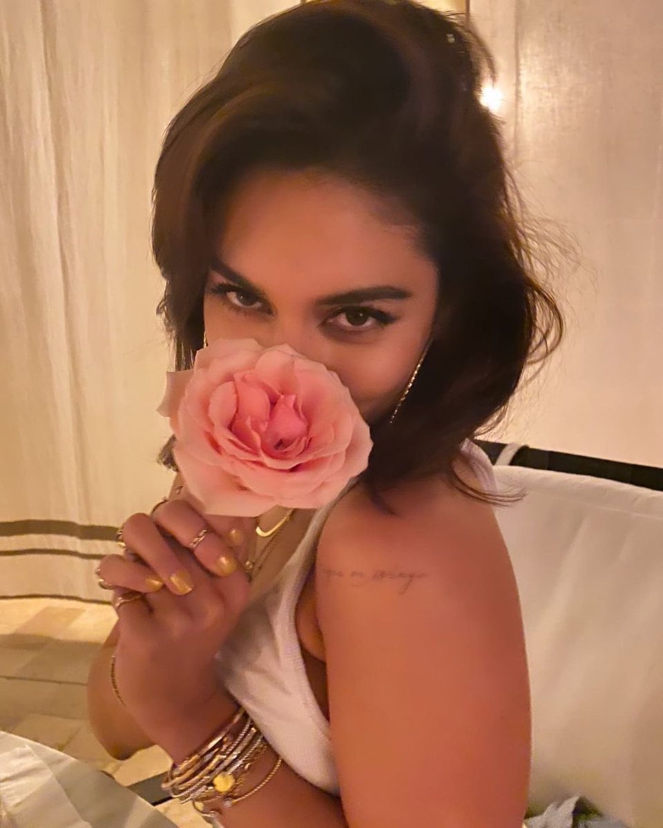 seav_VV's tweet photo. Happy Birthday my queen🌹🖤

#HBDVanessafromJapan https://t.co/3fLeouWtxz