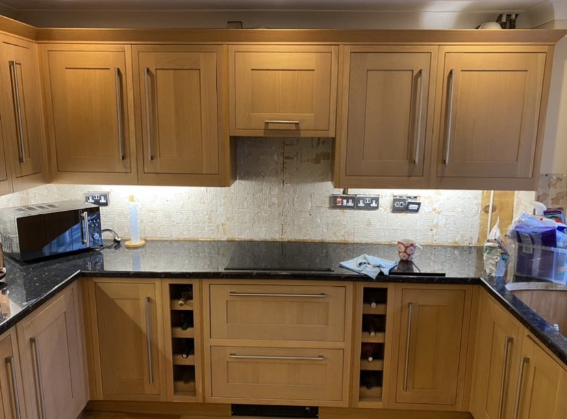 KRSPRAYING's tweet photo. Busy weekend transforming this Kitchen. Solid Oak doors, colour matched to the customers samples. Sprayed in @MyMorrells PU. #KitchenSpraying #UpdateYourKitchen #LooksLikeNew #Haverhill #kitchendesign https://t.co/OabttyOfOk