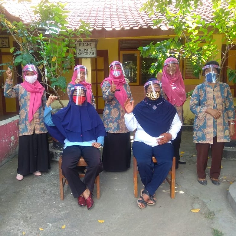 AndiniPermana1's tweet photo. Murid saling mendamba waktu untuk bisa duduk di bangku kelasnya, guru pun setia menanti diambang pintu sekolah. Semua saling merindu untuk bersua kembali. Mari giatkan 3M demi menekan persebaran Covid-19.

#diktidutaedukasiperubahanperilaku 
#diktimengajardarirumah https://t.co/H3WncWN5lI