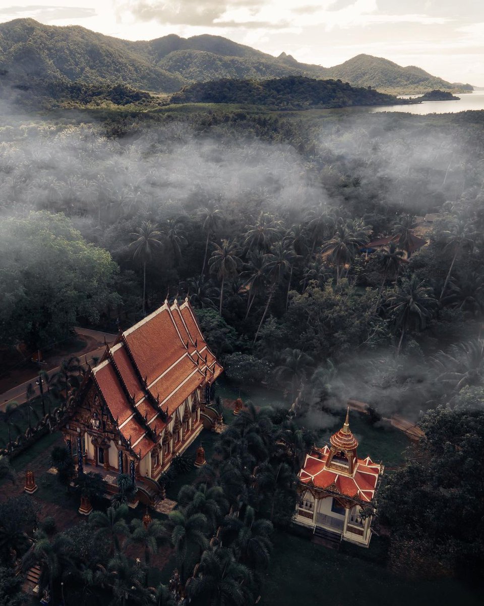EmailHolidays's tweet photo. 😍 Misty morning in Thailand. This is the Buddhist temple in Salak Phet, Koh Chang
😇 Ready when you are
📍 #Thailand

🖲 Book now visit 🌐 https://t.co/0D7jslhuP5

#Phuket #Kohsamui #Bangkok #Visitthailand #Flights #Cheapflights https://t.co/bYUFuXormo