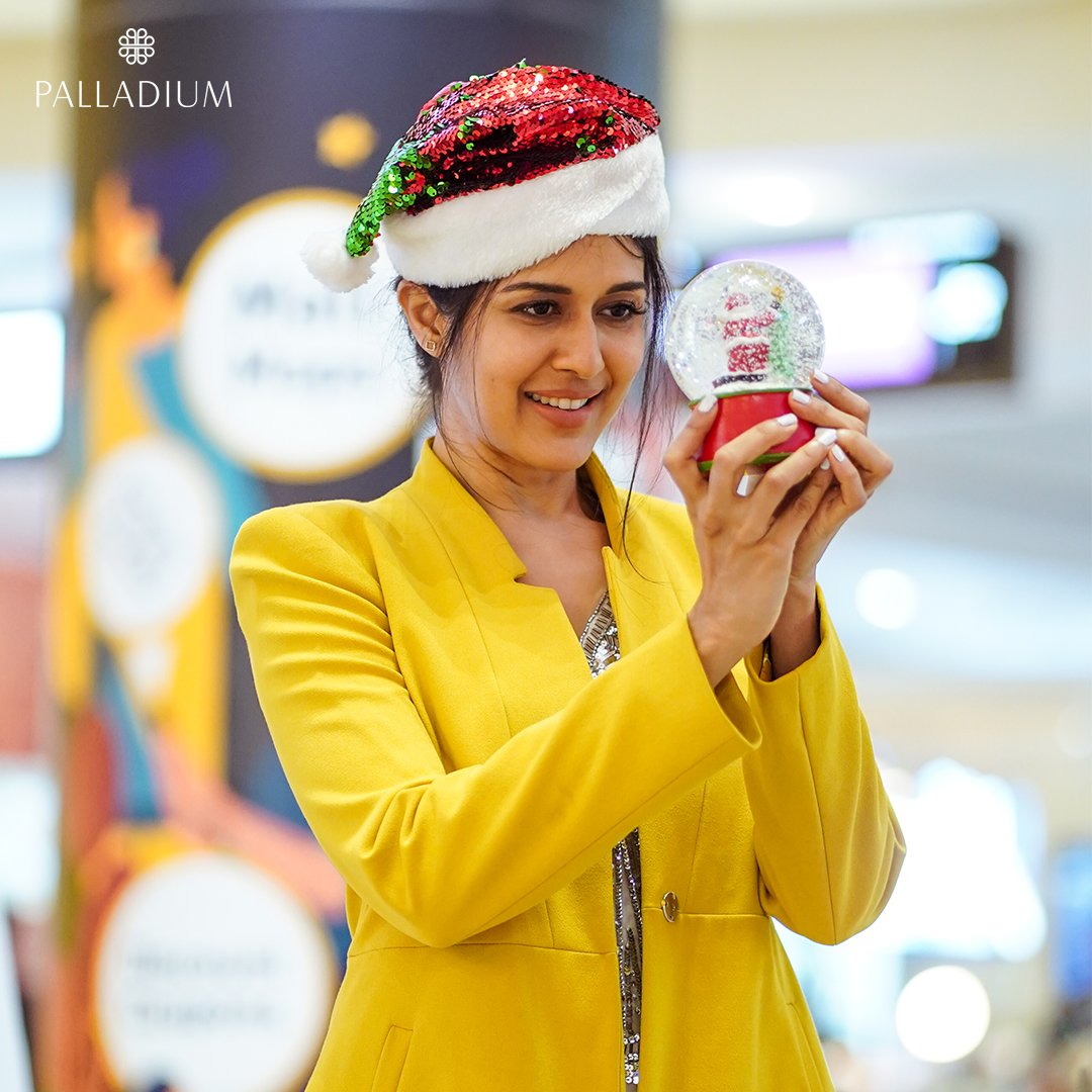 PalladiumChn's tweet image. Shopping for the festive season turned out a stylish affair for @pradainisurva as she stepped in to explore the best of décor, apparel, perfumes, toys and more. You too can bag these styles and be party-ready effortlessly. Visit us to dive into the charm of #ChristmasAtPhoenix!