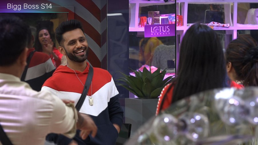 VootSelect's tweet photo. Look who's back in the house!
Are you happy to see #RahulVaidya return to #BiggBoss14? 
Watch him enter #BBLikeABoss now on the 24hr Live Channel now:  https://t.co/yiT9GZ10co

#VootSelect #BiggBoss2020 @rahulvaidya23 https://t.co/6KvdwX0VU5