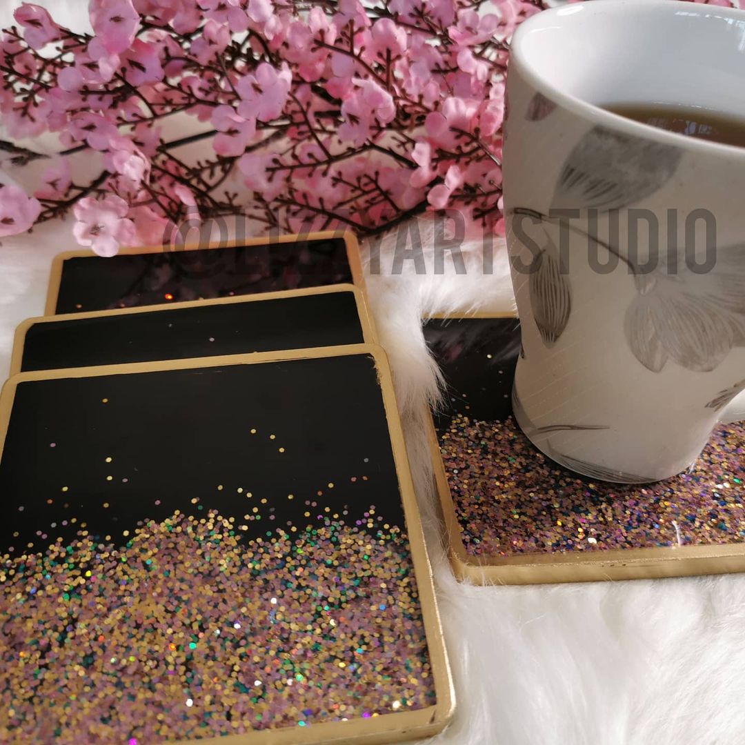 Glitters and agates resin coasters designs,a must haveIG page https://instagram.com/lizzyartstudio?igshid=1qcsk4ikxtyyw #MondayMotivation  #mondaythoughts