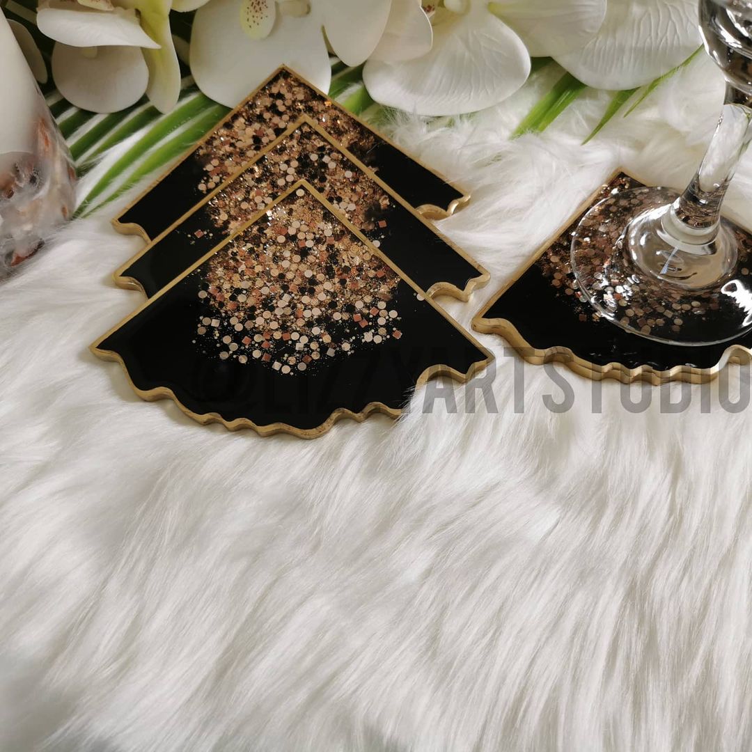 Glitters and agates resin coasters designs,a must haveIG page https://instagram.com/lizzyartstudio?igshid=1qcsk4ikxtyyw #MondayMotivation  #mondaythoughts