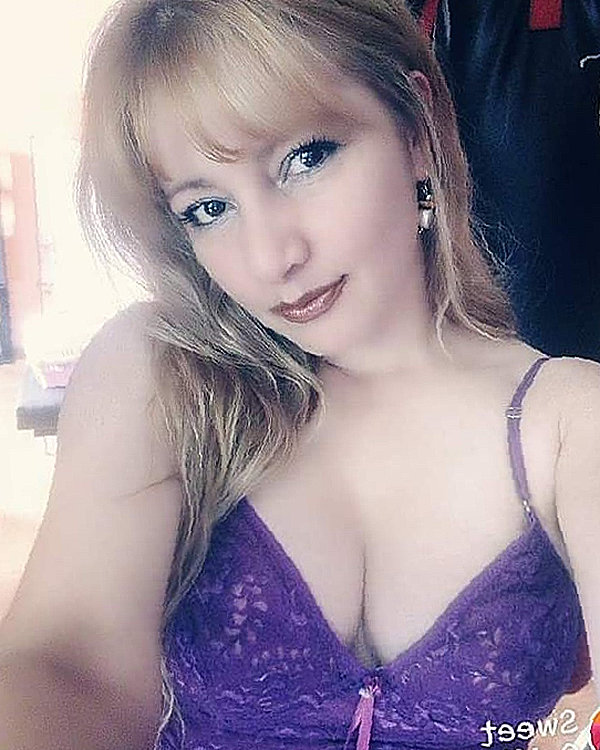 BellaParrish8's tweet photo. Stolen kisses are always sweetest. 🌭 
you wanna see me naked>> @BellaParrish8 https://t.co/7wxpWmstPu
