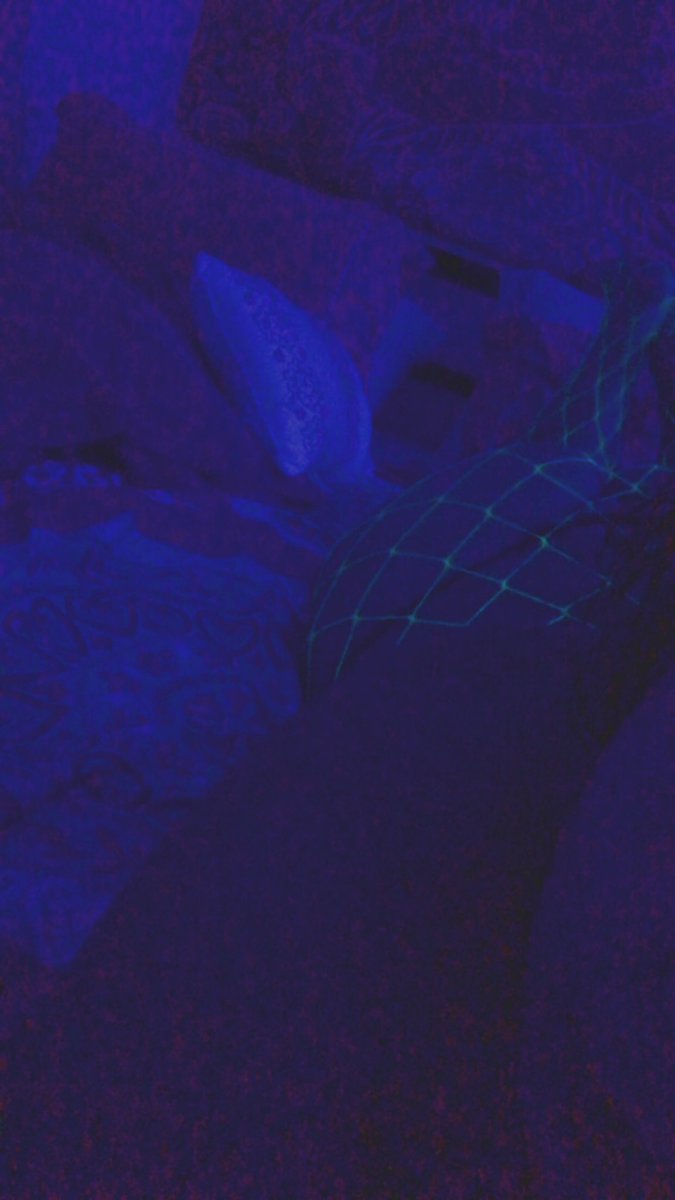 destiny_zee's tweet photo. #blacklight #neon #plussized #cute #feet https://t.co/HYtZznXmgJ