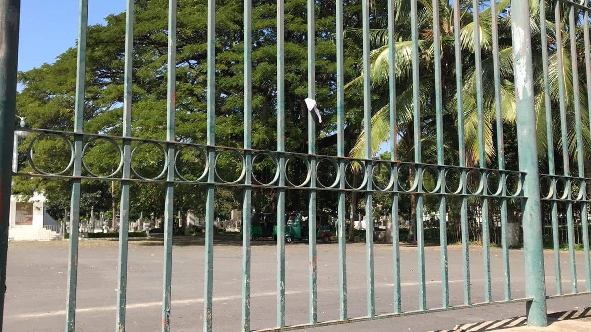Welikumbura's tweet photo. Someone has removed all the white handkerchiefs tied to the Borelle Cemetery fence in honour of the 20-Days baby that was cremated against their parent's will. Who is so afraid of a piece of white cloth?

#lka #SriLanka #COVID19SL #COVID19LK #COVID19 https://t.co/cd4XUCxARG