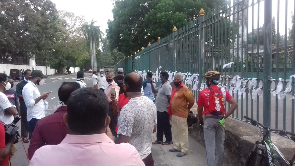 Welikumbura's tweet photo. Someone has removed all the white handkerchiefs tied to the Borelle Cemetery fence in honour of the 20-Days baby that was cremated against their parent's will. Who is so afraid of a piece of white cloth?

#lka #SriLanka #COVID19SL #COVID19LK #COVID19 https://t.co/cd4XUCxARG