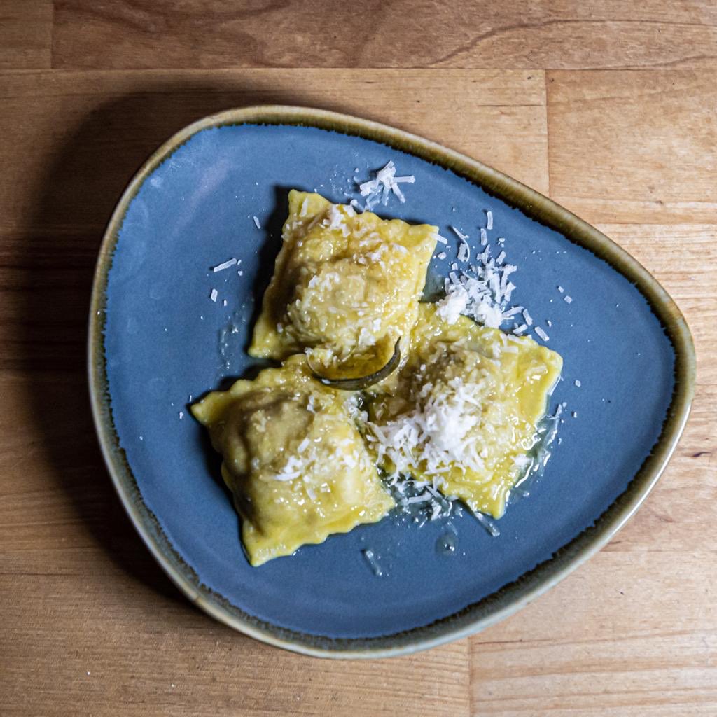 Our last gourmet night before Christmas, a night of luxury comfort room with a slow cooked short rib of beef as our main course, start with mushroom ravioli and finish with a chrimbo trifle! 😋 Also get a Rum Punch cocktail upon arrival 🍹 Reserve your table with a £10 deposit pp