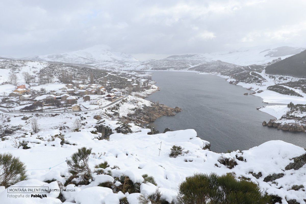 SomosPalencia's tweet photo. El mirador de Alba de los Cardaños, uno de los lugares más emblemáticos de la Montaña Palentina, ofrece unas vistas espectaculares del Embalse de Camporredondo, incluyendo la presa, además de ser el lugar perfecto para observar el emblemático Pico Espigüete ☃️😍 https://t.co/GzyEsBcuCv