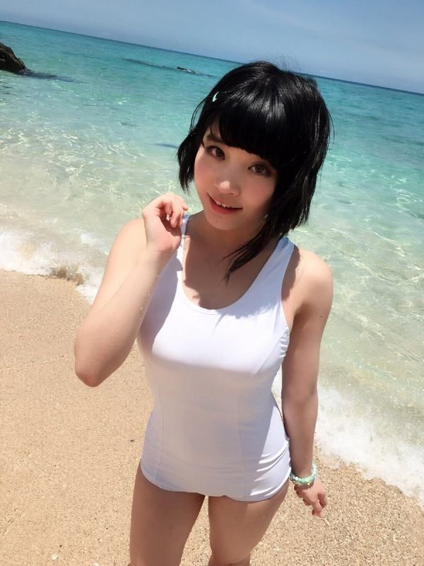 綺麗な海に映える美少女の白いスクール水着😉