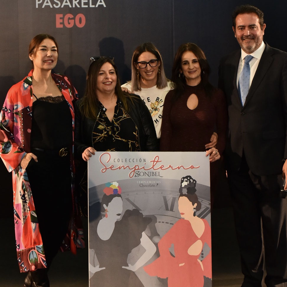 simofsevilla's tweet photo. 🎨 Gracias al cartel de su colección "Sempiterna", las chicas de Sonibel recibían el premio a Mejor Cartel Pasarela de #SIMOF2020.

😁 ¿Para quién será el galardón este año? ¡Cada vez menos para saberlo!

#Modaflamenca #SIMOF #TrajesDeFlamenca #SevillaHoy https://t.co/0tFGVa1zBA