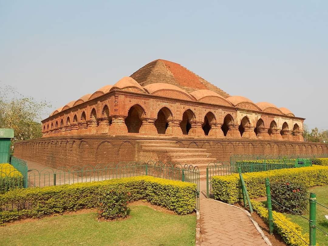 NitiNexus's tweet photo. It has beautiful terracotta sculptures on depicting various scenes from Ramayana, Krishna Leela and Mahabharata. Other paintings and sculptures include royal hunting sights, musicians and dancers. Way its drawn makes this beautiful art seemingly very alive. https://t.co/iaao6oUhlT