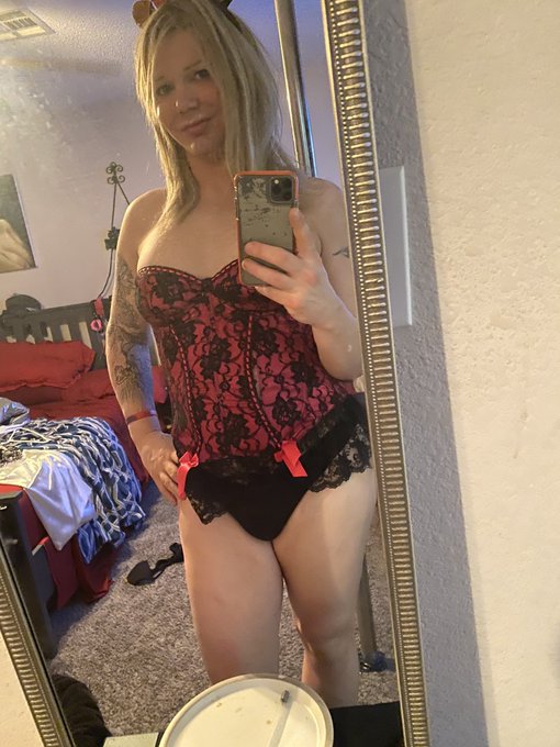 I&rsquo;m no stripper,  but I can still work a pole!! Keep an eye on my https://t.co/noAKZtrLXk for more of