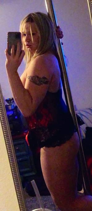 I&rsquo;m no stripper,  but I can still work a pole!! Keep an eye on my https://t.co/noAKZtrLXk for more of