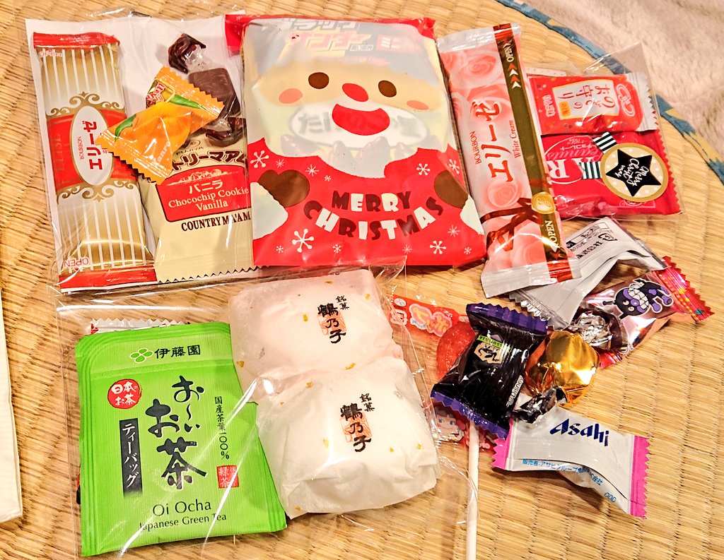 へぱちょなさんお疲れ様でした💕

差し入れありがとうございます、写真になかったら食べてますご馳走様です!😋

1枚目スケール長谷部くん (スケ部くん……?) 譲っていただきましたまじ嬉しい〜!!!可愛がります!!!

2枚目ご祝儀袋の時点でやばいのに中から赤ちゃん出てくるの本当やばいんだなぁスキ😇😇 