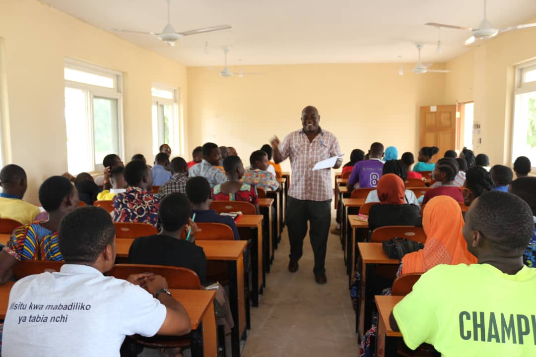josefnoll's tweet photo. Our #DigitalInclusion #hero Eden Wayimba in front of  young students presenting #HIV/#Aids prevention at Sua University, Mizengo Pinda Campus in #Katavi. He is the driver for Building #InfoSpots with #Health information in the region. https://t.co/fcvT9tTKXI @AndrewMariki https://t.co/tqFlA9IH5b