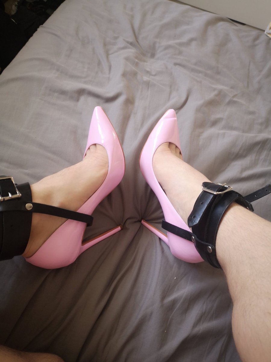 slaveboy781's tweet photo. Having a quick break when you're on your feet cleaning the house #sissymaid #flrsissy https://t.co/mlaF6SRoCg