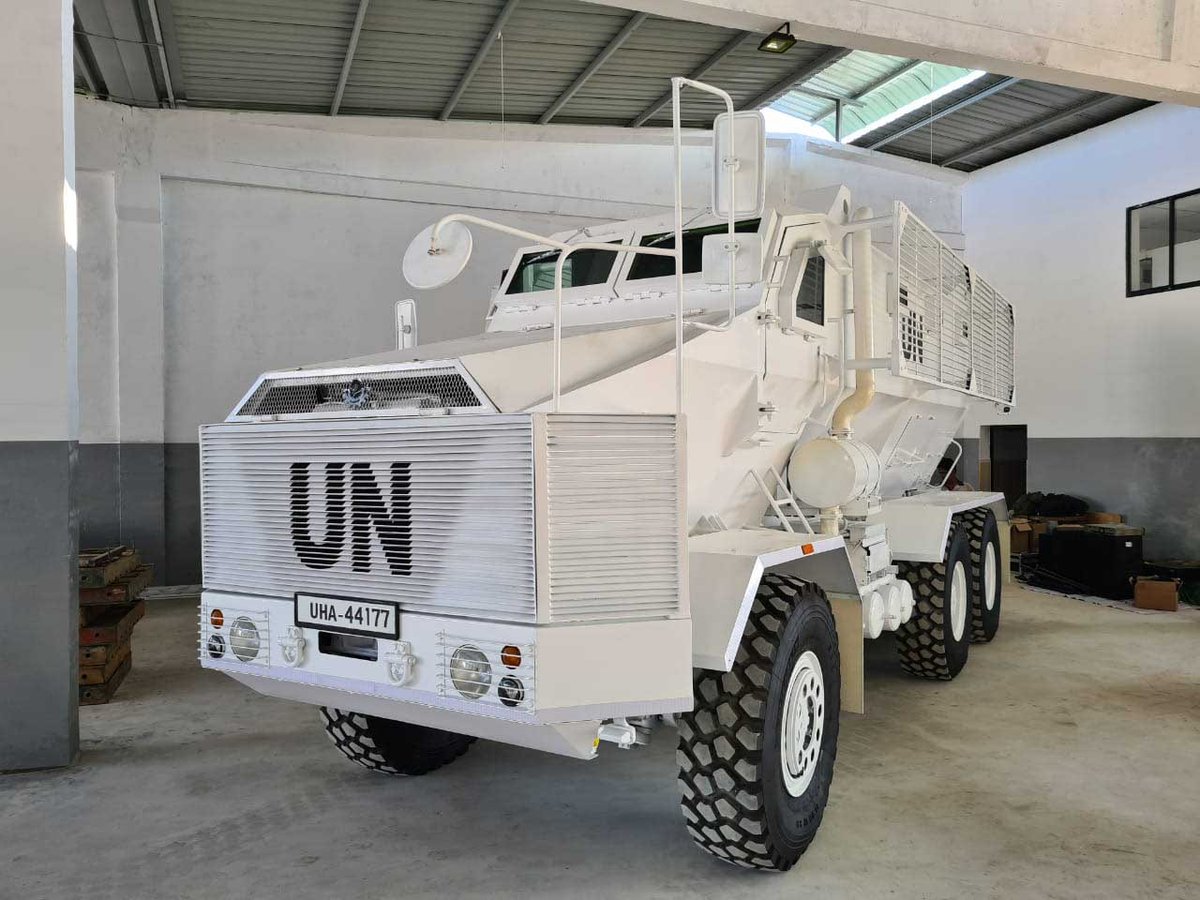 AsiriFernandoLK's tweet photo. @Sri_Lanka_Army unveiled a prototype of the locally designed and fabricate 6x6 #MineProtectedVehicle named - #Avalon They are built on @TataMotors chassis.Command variant prototype seats 8 crew in an armoured body, protected from small arms, mines & #IEDs
#lka #SriLanka #SLEME https://t.co/IVJgo1ZIki
