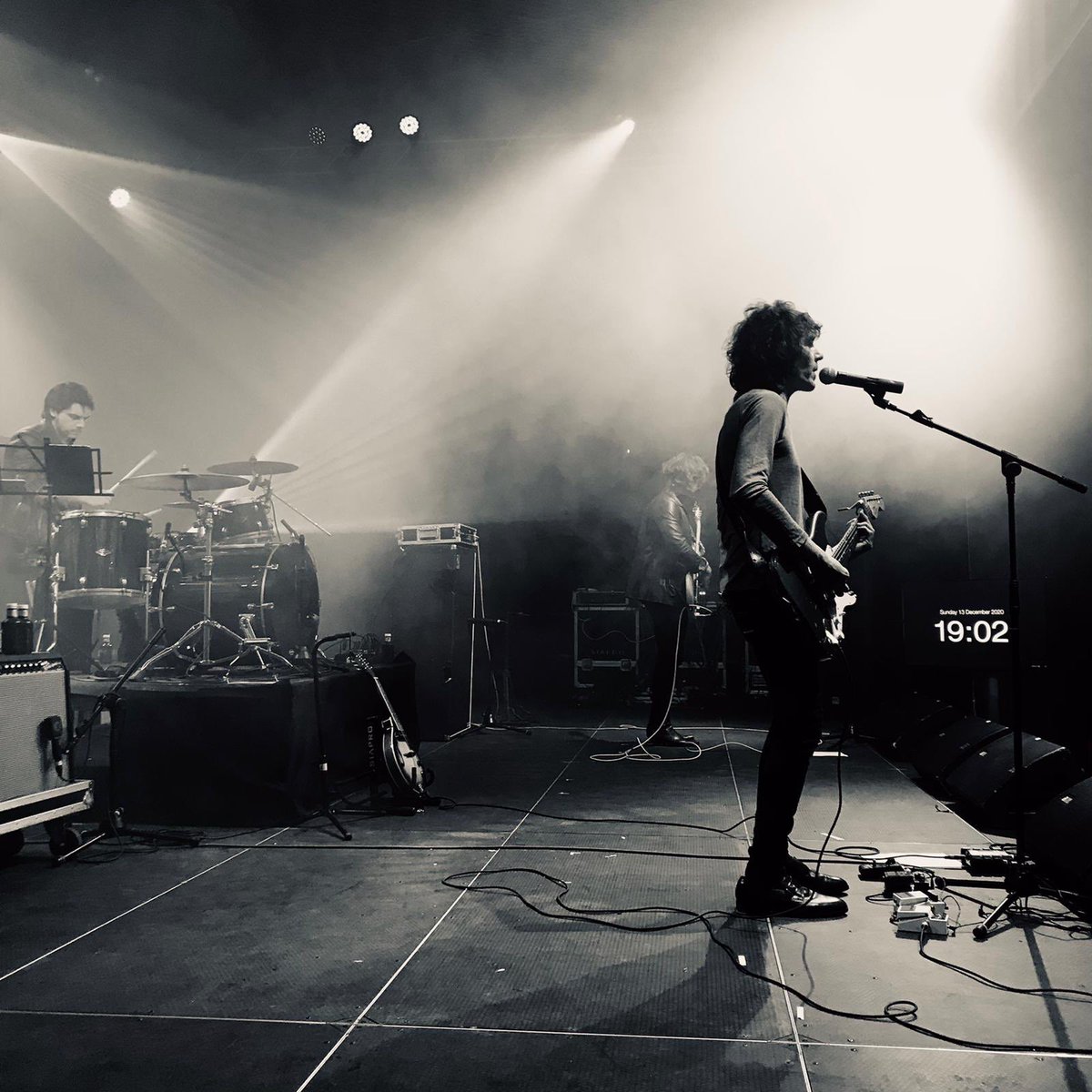 Un gusto y un honor, después de casi un año sin salir en eléctrico, lo de anoche en la Fábrica de Armas de la Vega en Oviedo. Gracias a la organización, técnicos y montadores por hacerlo posible. A los músicos que me acompañaron y a todos los que vinisteis. 
Buena semana por ahí!