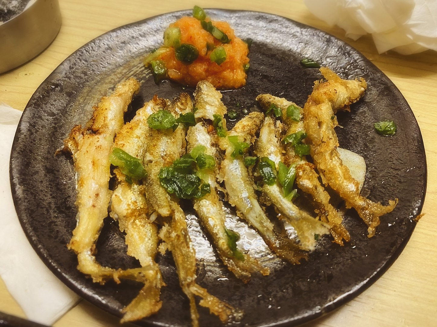 ななせ 5 チカちゃんの丸ごと唐揚げ チカ に塩と酒を振り10分ほど置いて臭みを抜く 塩を洗い流したらキッチンペーパーでしっかりと水気を取り 片栗粉をまぶし揚げ焼きにするだけ チカのような小魚は骨も内臓も食べられるので捌く必要無し ポン酢