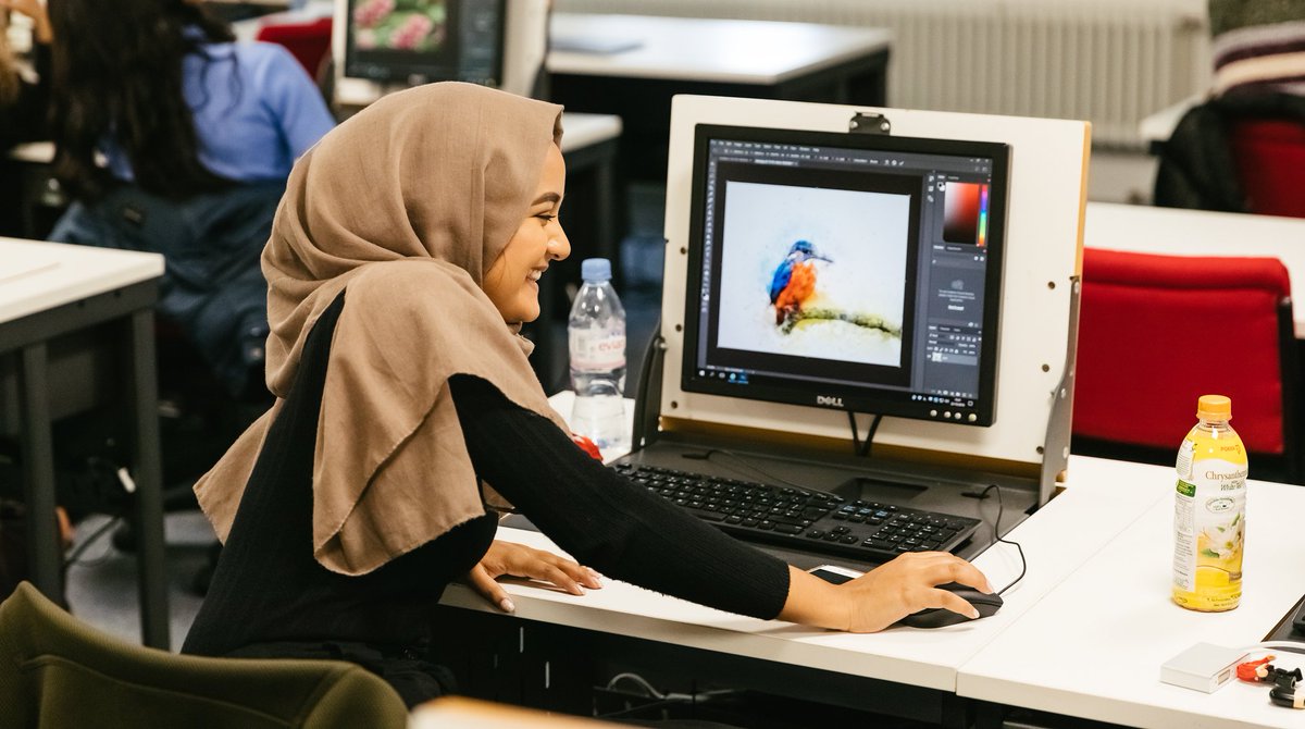 MiddlesexUni's tweet photo. Our virtual lecture hall is open again tonight, with @MDXEdLiaison's taster sessions. Join Claire Lewis, senior lecturer for graphic design from 5pm for a tour of the the course, and find out her top tips to build a killer portfolio ✨ Don't miss it 👉 https://t.co/AcIKpGw9aK https://t.co/WM6Vkd8xd2