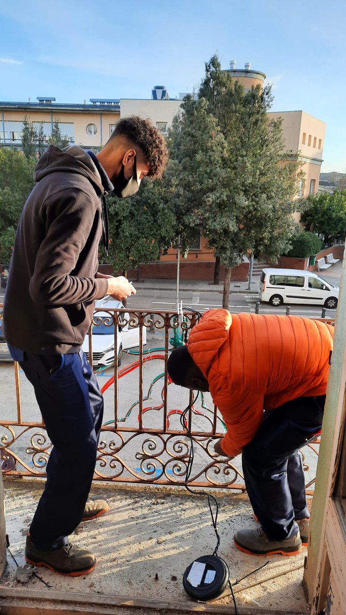 PTT de Salt d'INSTAL·LACIONS estan fent un projecte de llums de Nadal! Han il·luminat, connectat, passat el cablejat de llums de colors a estructures Nadalenques! I un cop muntades... les han penjades a l'<a href="/EspriuSalt/">Institut Salvador Espriu (Salt)</a> i la Factoria Cultural de la Coma Cros <a href="/ViladeSalt/">Ajuntament de Salt</a>.