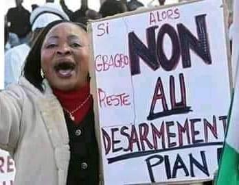 LaureAudreyKou1's tweet photo. #CIV225 "SI GBAGBO RESTE, ALORS NON AU DÉSARMEMENT" 

L'écriture sur cette pancarte était plus qu'un simple signal, mais une vraie menace qu'a proférée le clan Ouattara, mais qui nous a pas dit grande chose
Aujourd'hui, nous nous en rendons compte https://t.co/ly5hlOAwLS