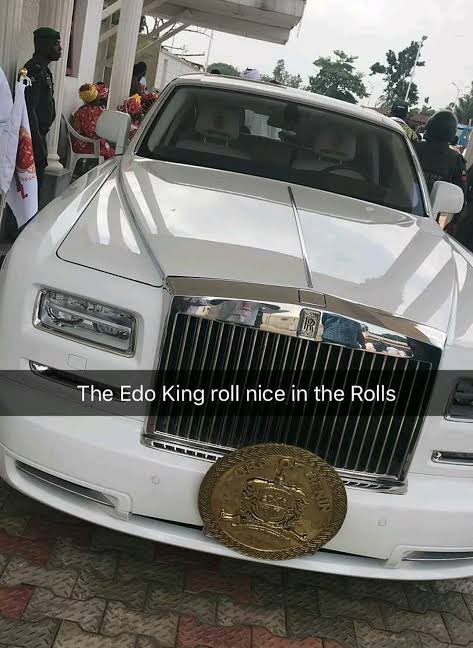 noweisibor's tweet photo. I know the palace is not adverse to change, because our Omonoba’s car ain’t too shabby,
If you can pick a modern car over ancient modes of transportation.

Thread (11) https://t.co/LP4uT0rb2e