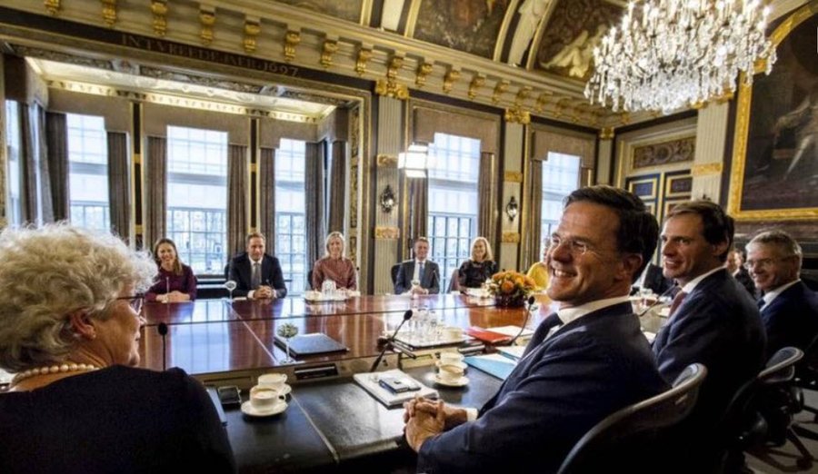 KeesvdPijl1's tweet photo. Iedereen alvast prettige feestdagen gewenst. We gaan 2021 in als 'de lachende dictatuur'. 'Oppositie' en media dringen zelfs aan op hardere maatregelen https://t.co/sAG3gRpm6T