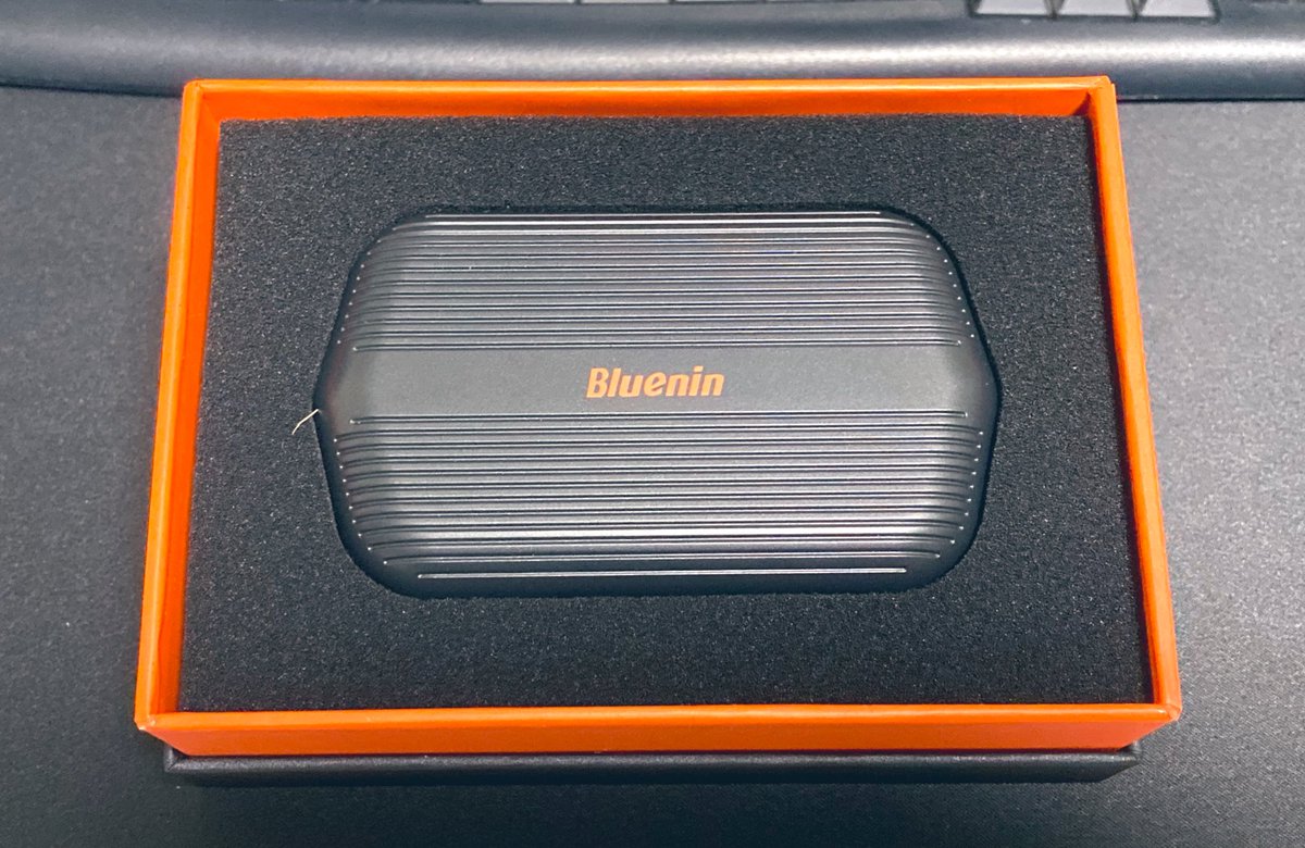 anzyumeha's tweet photo. Amazonでよくある中華製のイヤホンなんですけど、面白そうで買っちゃいました。Bluenin T30って言うらしいです。

アタッシュケースみたいなゴツさがなんか目新しい。まあまあデカくてケースがマウスくらい(約10cm)あります。 https://t.co/b9cG63Qrk7