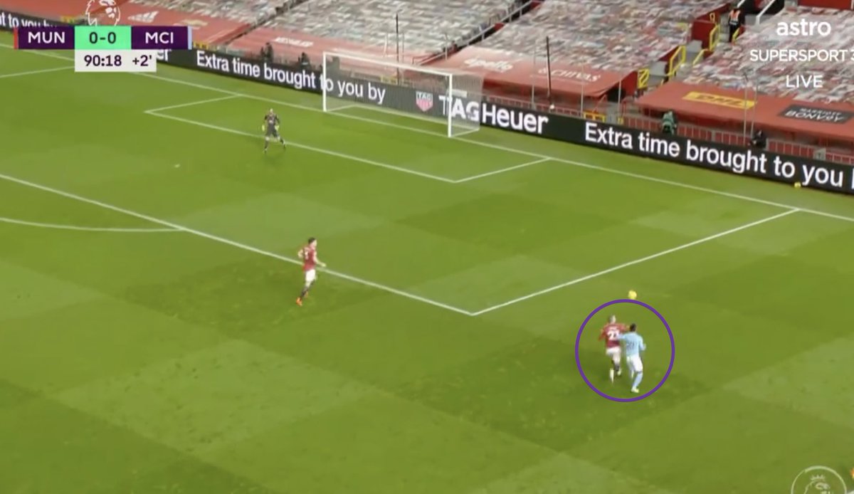 12. Defensive Solidity. MUN maintained the basic defensive principles very well: (A) Tracked their runners and prevented MCI from getting in behind the backline.(B) Good positional discipline, organization and shape.(C) Excellent blocks and clearances.