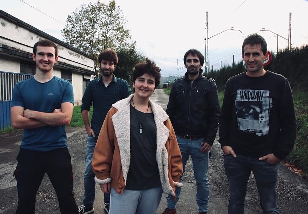 Badokeus's tweet photo. Bost urteko ibilbidearen ostean agur esatea erabaki du @BiHozkada taldeak. 2019an argitaratutako "Zure aurrean" diskoa utzi du lekuko gisa.
Hemen entzun dezakezu: https://t.co/IhcdJOeGnA https://t.co/KVSjyNDFU2