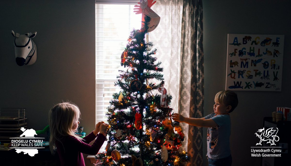 BridgendCBC's tweet photo. Coronavirus thrives on all the things that bring us together.

The fewer people we see in person over the festive period, the lesser the risk of us catching and spreading coronavirus.

Let's keep our bubbles small and only invite our extended household into our home. https://t.co/OCUiam5t8S