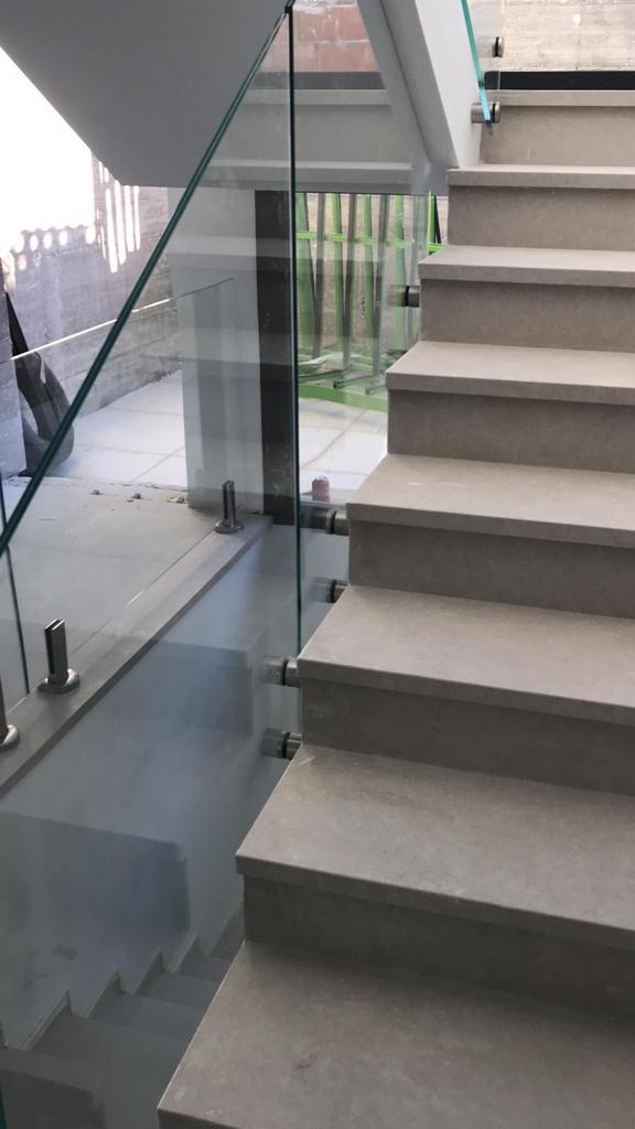 _adetec's tweet photo. Luz y la sobriedad son características de esta preciosa instalación realizada por Cristalería Gómez Espejo, de Montilla, en La Resina-Golf, Estepona. 
Herrajes: #conector ADT 0849 regulable y #pinza_de_suelo CC782. Instalación de barandilla 📞 +34 953 607 237  #pinzasvidrio https://t.co/iwtCBqTLaC