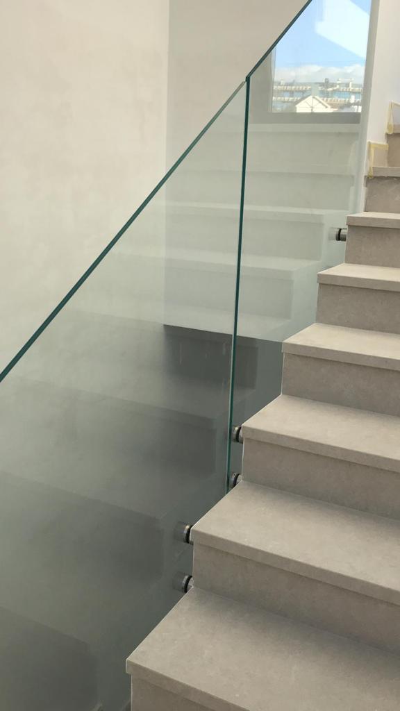 _adetec's tweet photo. Luz y la sobriedad son características de esta preciosa instalación realizada por Cristalería Gómez Espejo, de Montilla, en La Resina-Golf, Estepona. 
Herrajes: #conector ADT 0849 regulable y #pinza_de_suelo CC782. Instalación de barandilla 📞 +34 953 607 237  #pinzasvidrio https://t.co/iwtCBqTLaC