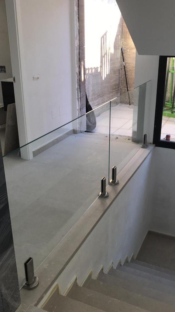 _adetec's tweet photo. Luz y la sobriedad son características de esta preciosa instalación realizada por Cristalería Gómez Espejo, de Montilla, en La Resina-Golf, Estepona. 
Herrajes: #conector ADT 0849 regulable y #pinza_de_suelo CC782. Instalación de barandilla 📞 +34 953 607 237  #pinzasvidrio https://t.co/iwtCBqTLaC