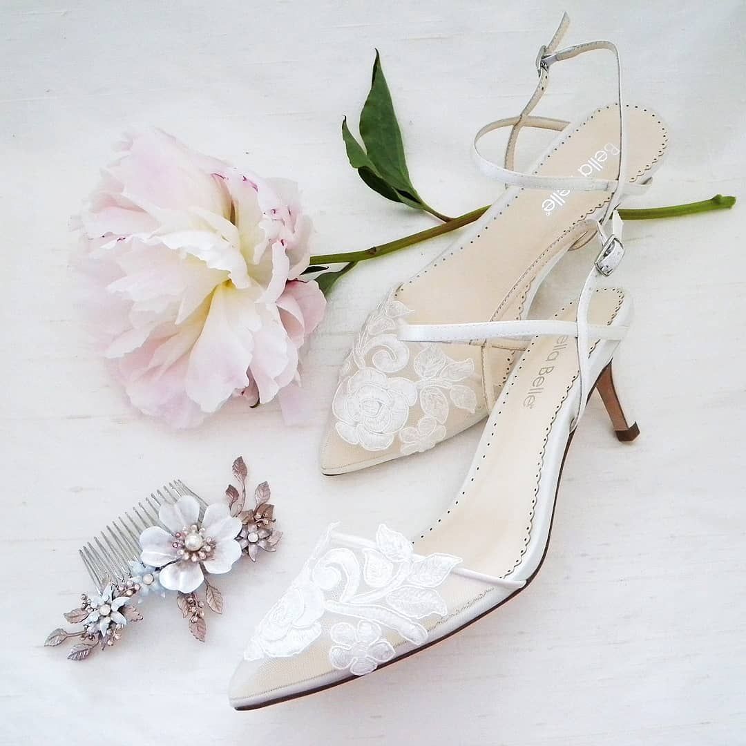 Dantel detaylı zarif gelin ayakkabısı modeline bayıldık! 😍 
.
.
.
#gelinayakkabısı #ayakkabımodelleri #bridalshoes #gelinaksesuar #gelin #düğün #topukluayakkabı #renkliayakkabı