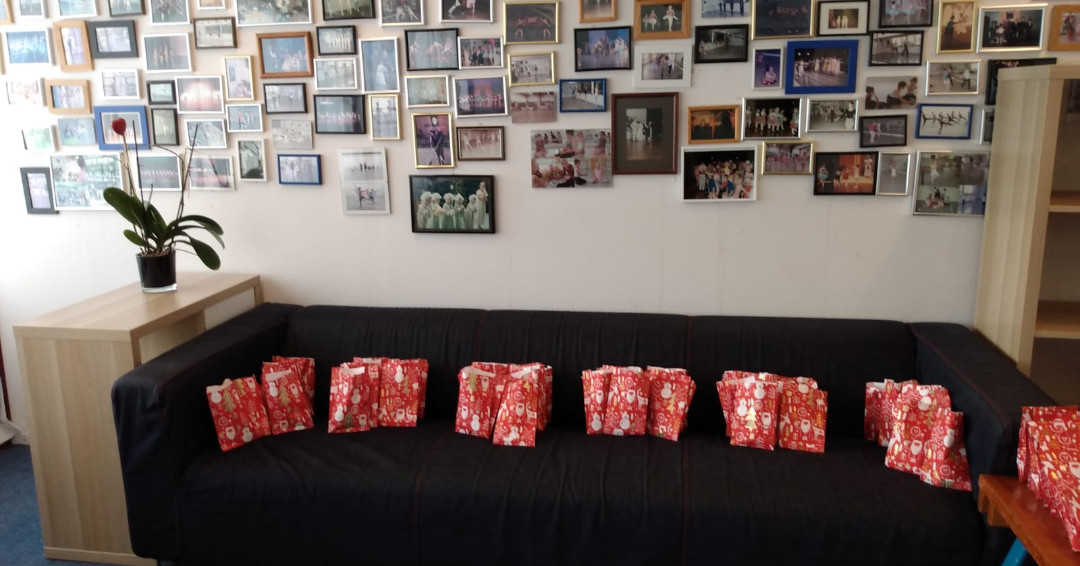 En zo wordt de bank in onze chill-out ruimte eens op een andere manier gebruikt. Kerstverrassing voor onze leerlingen!